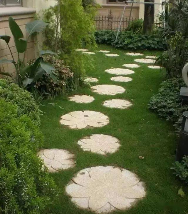 天然的石头有很多种类,家里有庭院的话,地面可以选用天然石块进行铺装