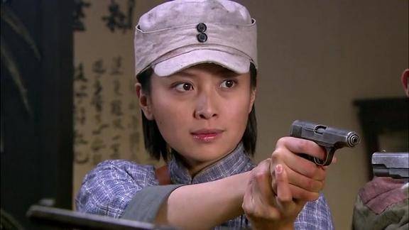 国军仗人多势众包围八路女政委小伙子一拍桌子拉开衣服全部石化