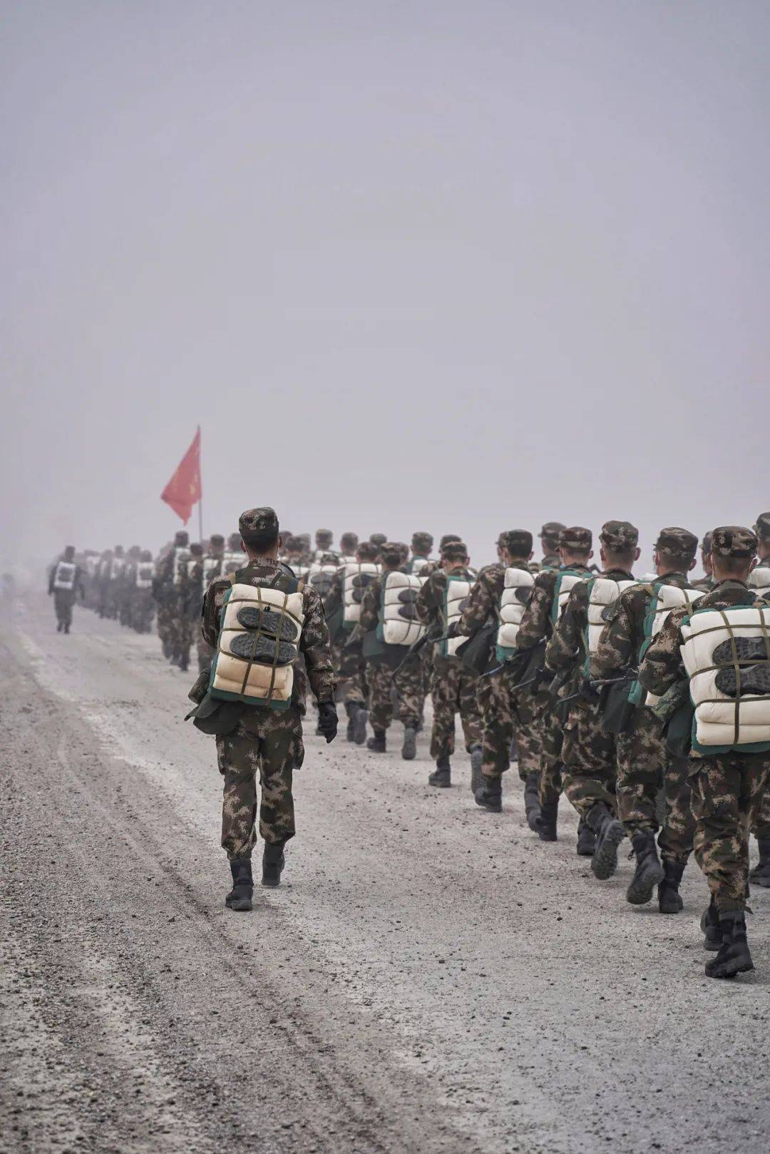 燃爆直击新兵们的第一次野营拉练