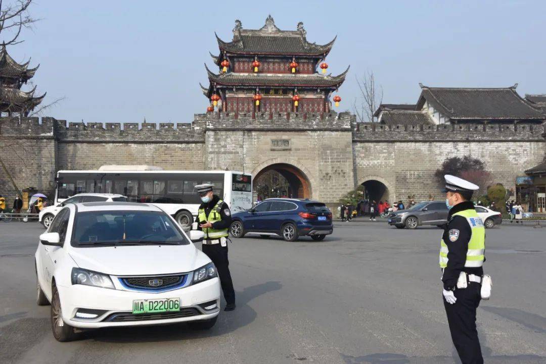 元旦假期,都江堰市公安局交警大队全警上路,都江堰景区,青城山景区