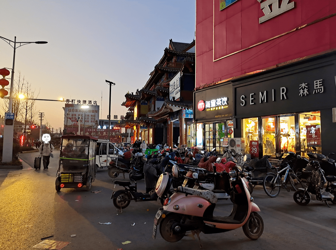 都是趁着节令来下关哩!卫辉市里热闹类狠呐