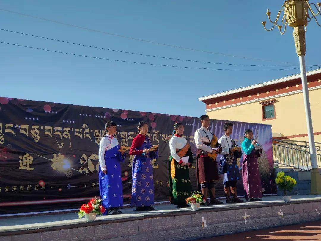 编译青春驱动未来碌曲县藏族中学2021元旦文艺汇演