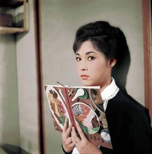 冈田茉莉子1954年因主演日本经典名片《浮云》而崭露头角,随后又主演
