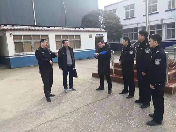 平舆县政府副县长,县公安局局长孔杰等领导同志深入基层督导元旦安保