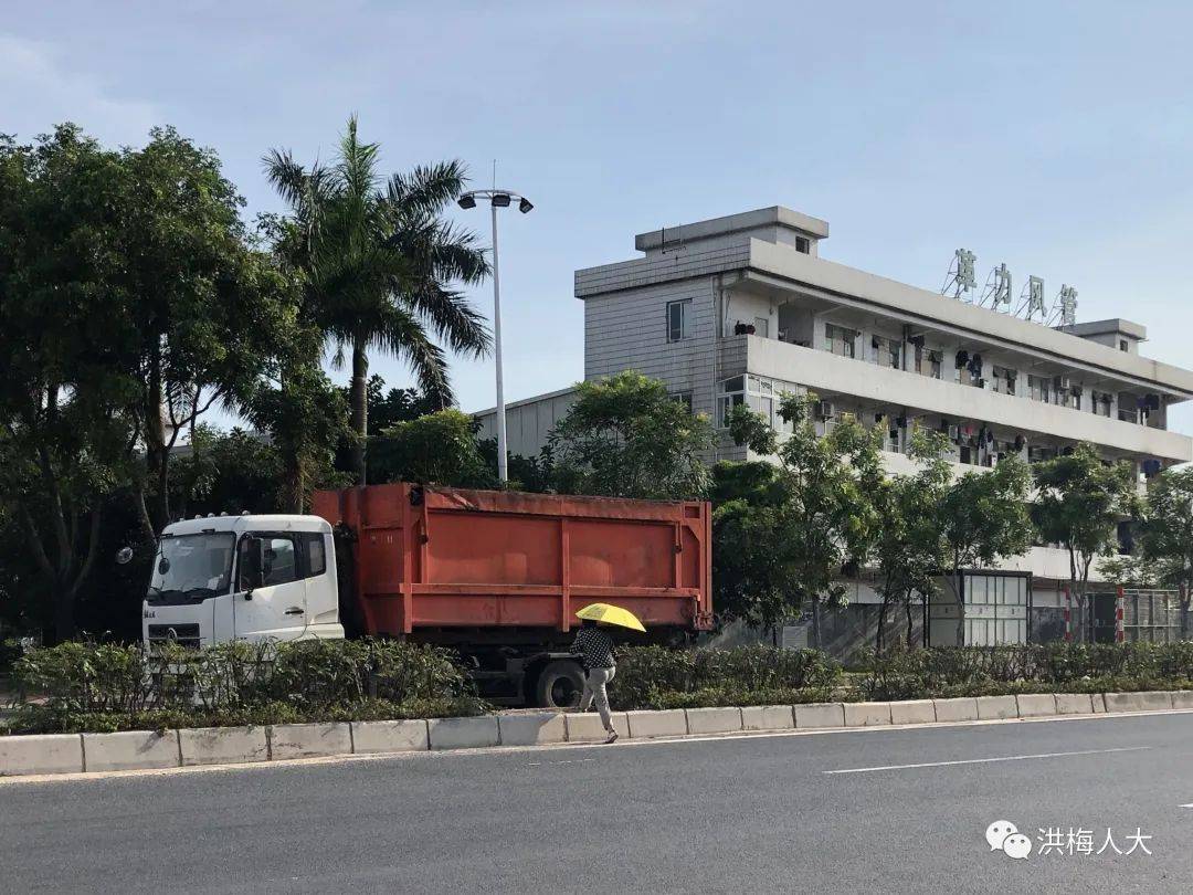 西部幹道等道路,車流量較大,其中疏港大道延長線洪屋渦段橫穿洪梅鎮洪