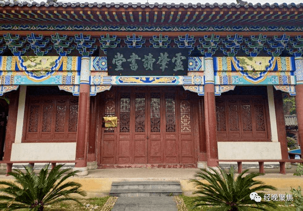 (宜春状元洲卢肇读书堂)再次,我分析《竞渡诗》的本意,是就事论事写