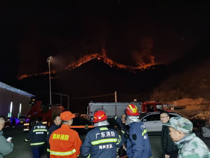 1月3日10时许,广东省梅州市梅县区石扇镇突发山火.