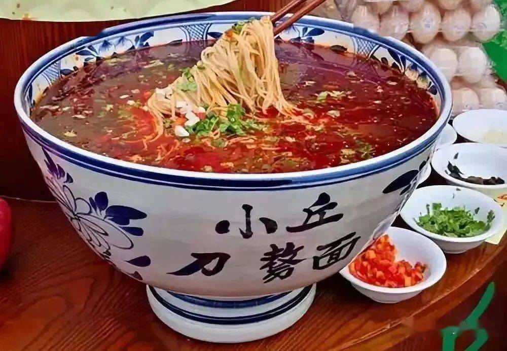 刀剺面讲究巧妇擀面,"擀成纸,切成线,下到锅里莲花转;捞到碗里挑不断"