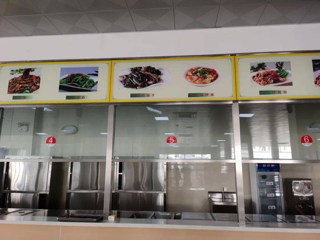 窗明几净的取餐窗口,整齐排列的餐具消毒柜,浓郁的餐厅文化,无不彰显