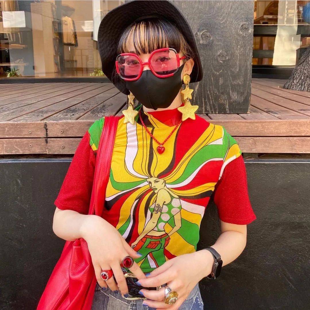 日本20岁女设计师穿搭火爆ins全身花里胡哨却很高级