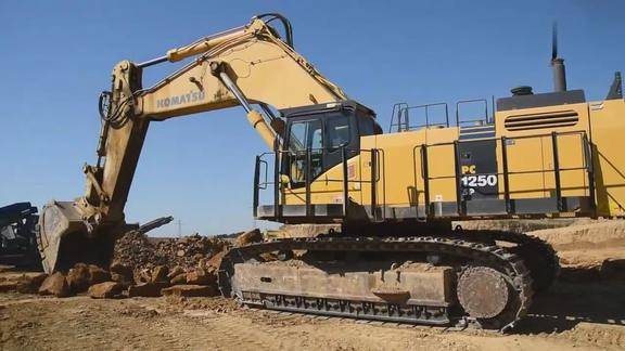 实拍小松pc1250挖掘机作业