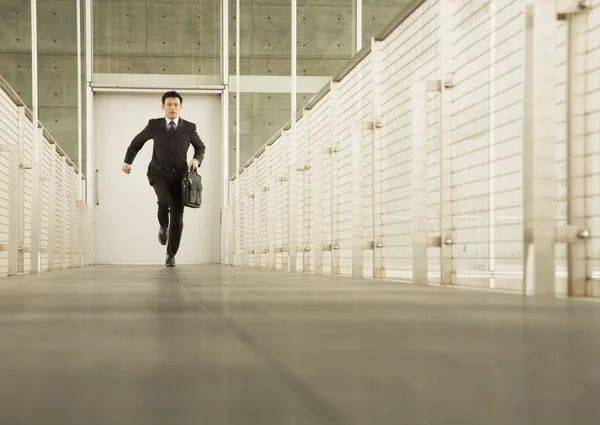 人生行吟龙顺里致敬时光中的赶路人