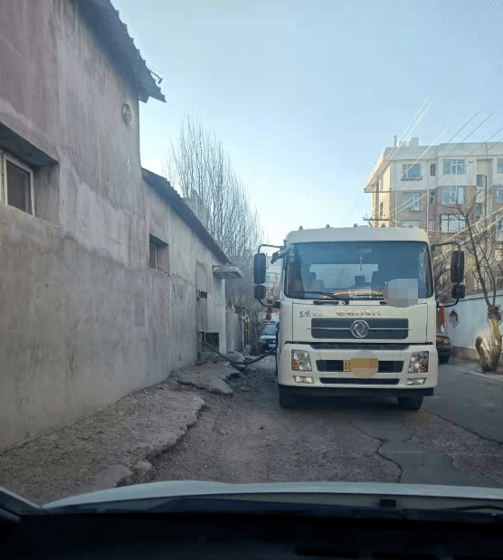 白城街頭一車輛發生自燃,車內座椅燒燬,現場消防._老人