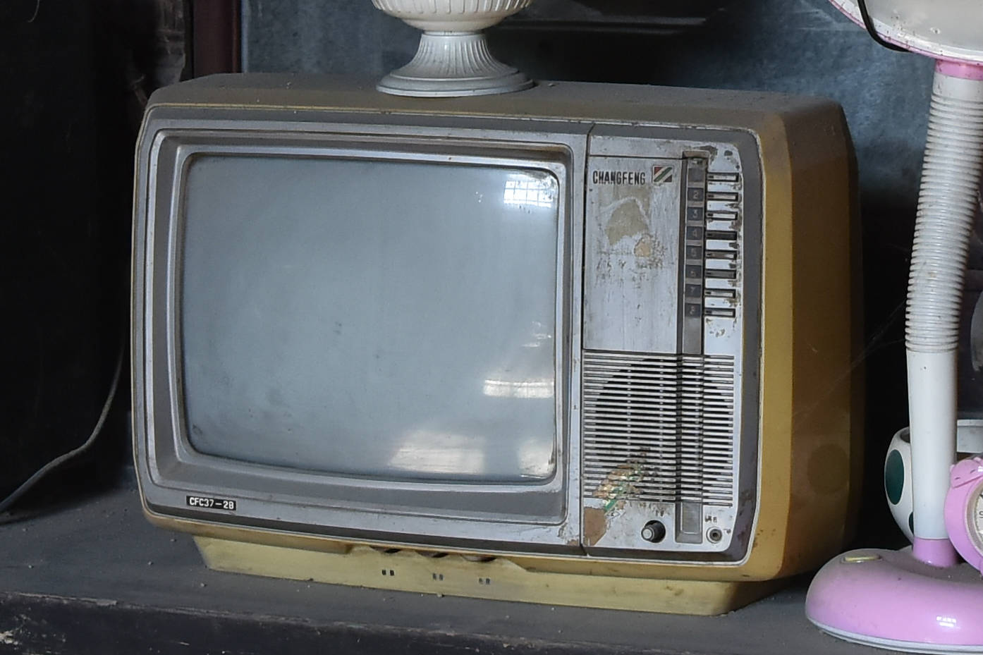 这是一台"长风"牌黑白电视机这台电视机,在当年的经济条件下,能买一台