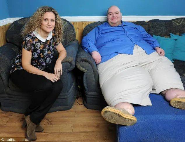 英国前第一胖男离世,每天能吃250碗饭热量,体重最重时超八百斤_barry