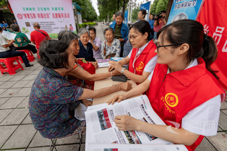 资阳市志愿者开展义诊服务群众性精神文明创建是人民群众改造社会