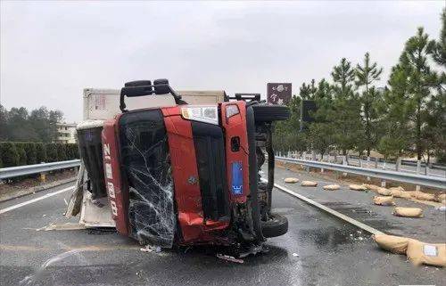 1月6日12时30分许,南韶高速昌宁南段k245 100右幅(南昌往宁都方向