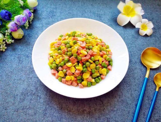 三色小炒也叫三色时蔬小炒,是饭店菜馆中常见的一道美食,它色彩鲜明