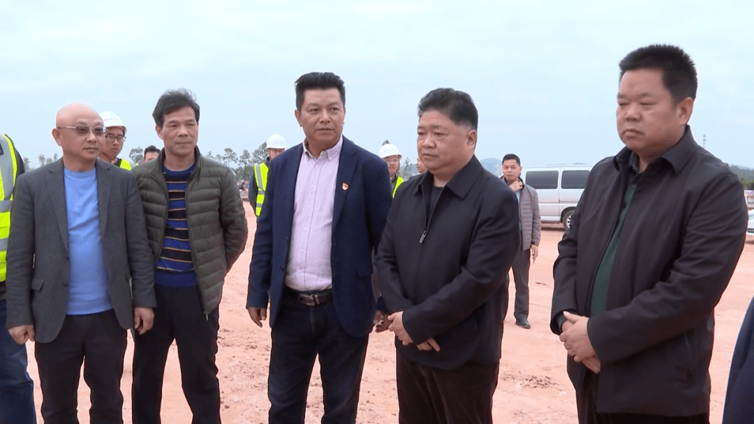 五华县委书记吴晖到华城镇调研梅龙高铁建设及新农村建设工作