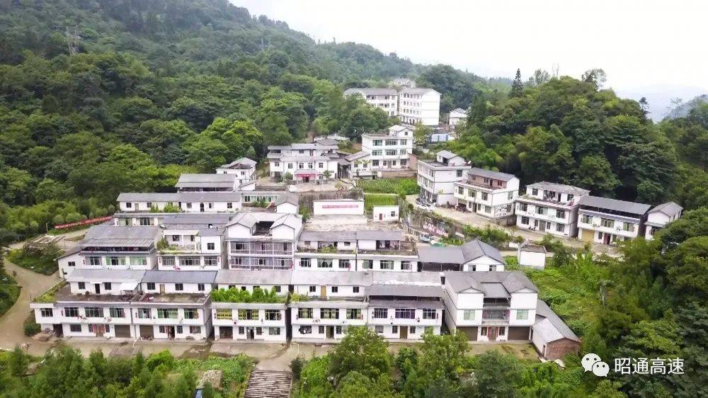 绥江县板栗镇罗坪村易地搬迁安置点,紧挨成都至昭通,昆明的古道——官