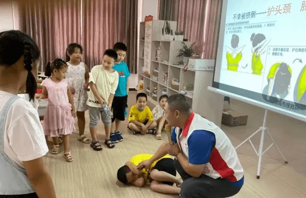 李太良夫妻俩昼夜义务值守渔洋中学社区卡口63天,在最为风险的时段和