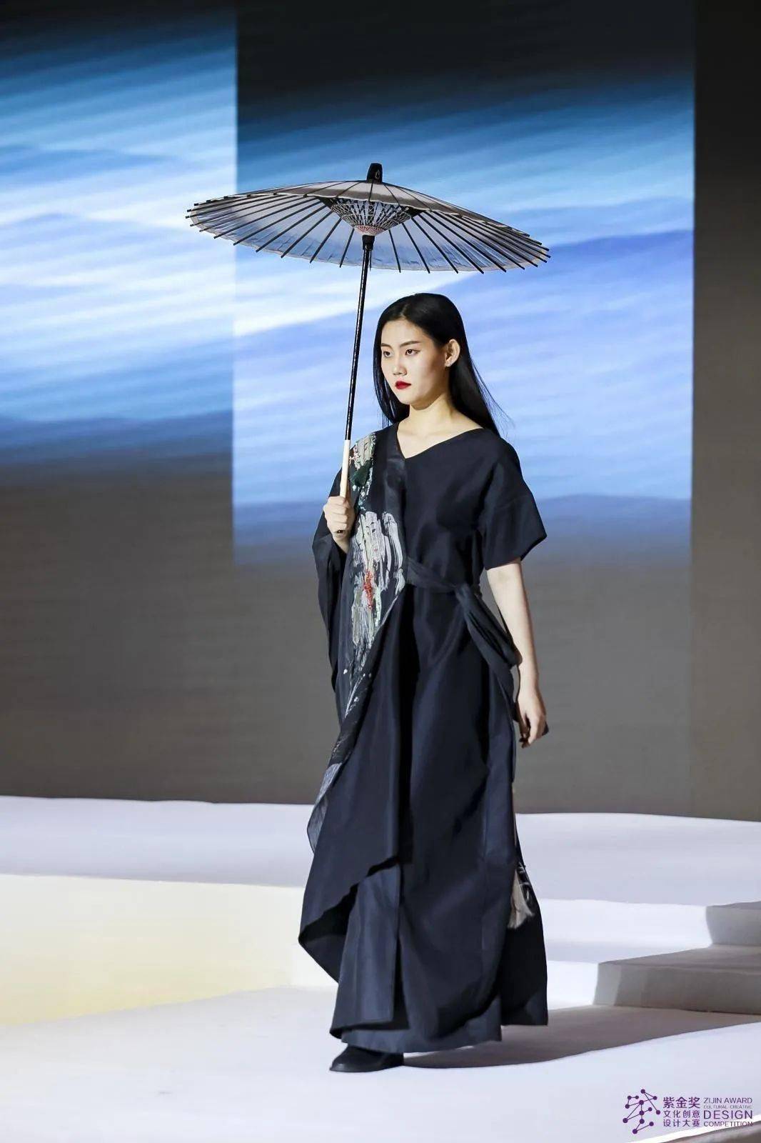 霓裳羽衣青春年少南传服装表演专业学生惊艳亮相紫金奖秀场