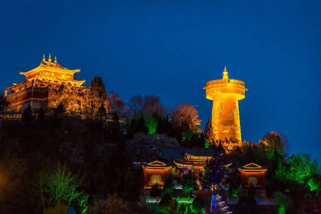 香格里拉又现一位"丁真",家乡失火后造出罕见藏风梦幻城堡,口碑好到爆