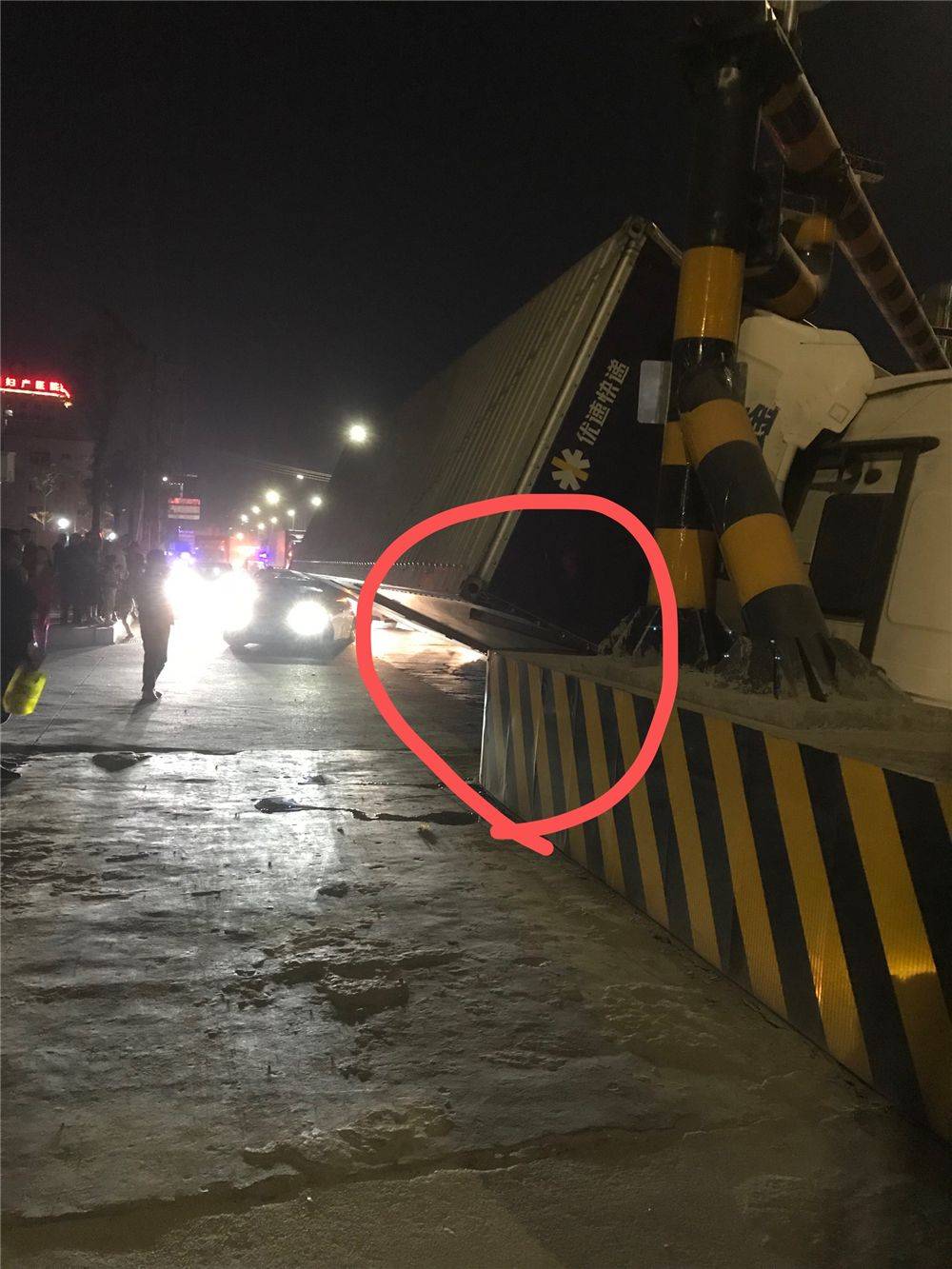 幸无伤亡!虎门发生车祸:货车侧翻压到小轿车