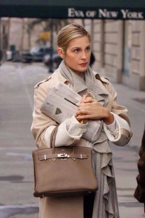 做旧的链条赋予了质感,自带高级的蓝丝绒材质搭配金色丝线logo处理