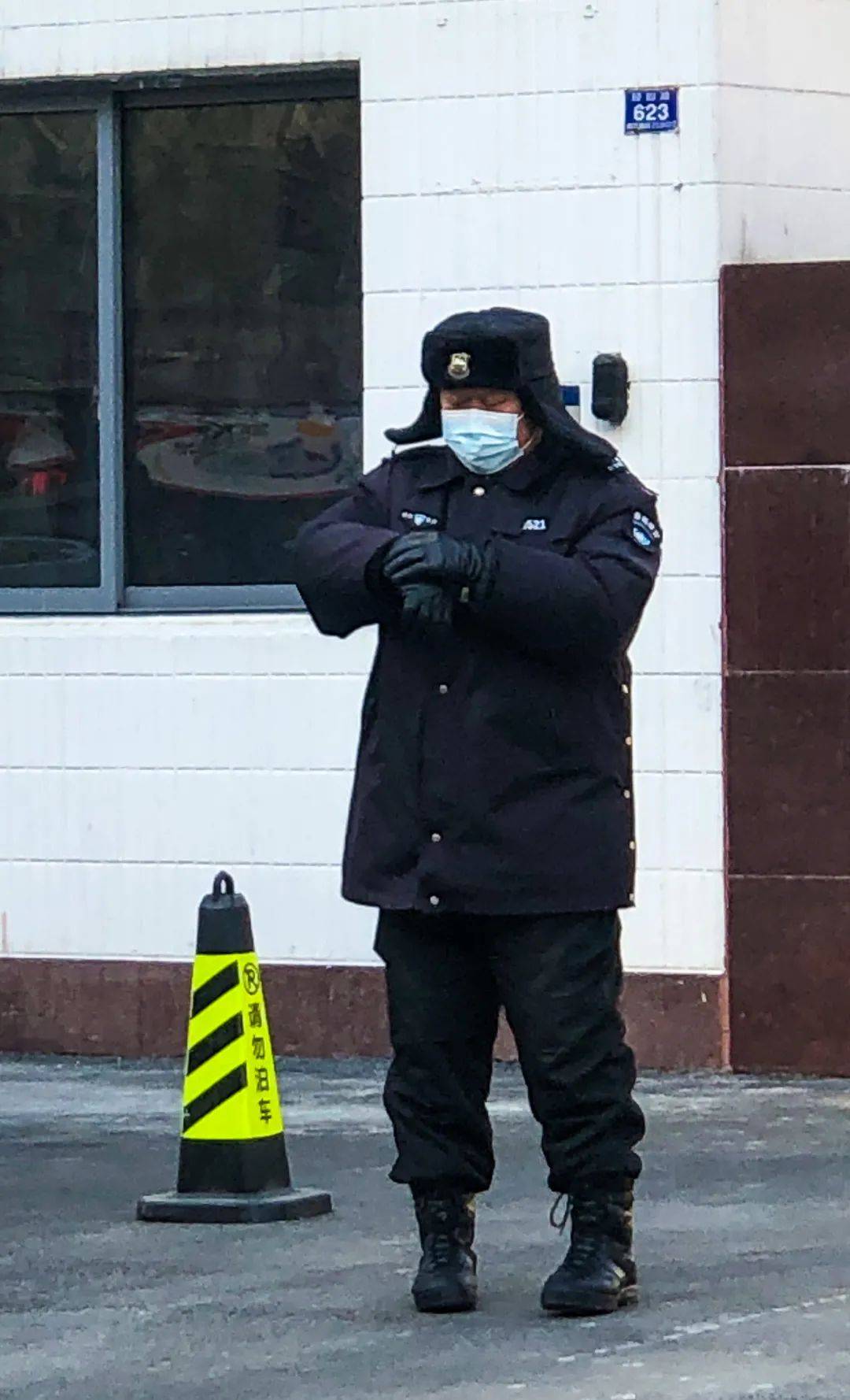 保暖又不失威严作训帽,护耳帽各显神通保安大叔工作服就是厚厚的抗寒