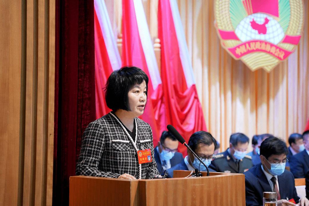 大会首先审议通过了政协天津市红桥区第十四届委员会第五次会议议程.