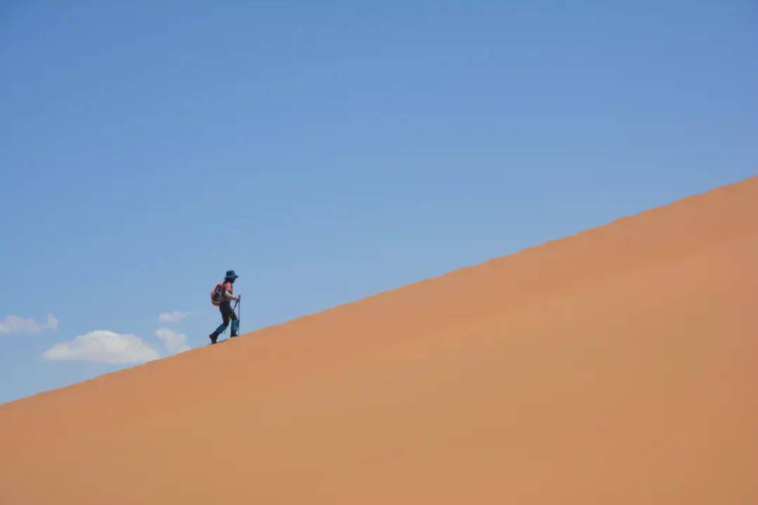 腾格里沙漠徒步穿越纵行荒野