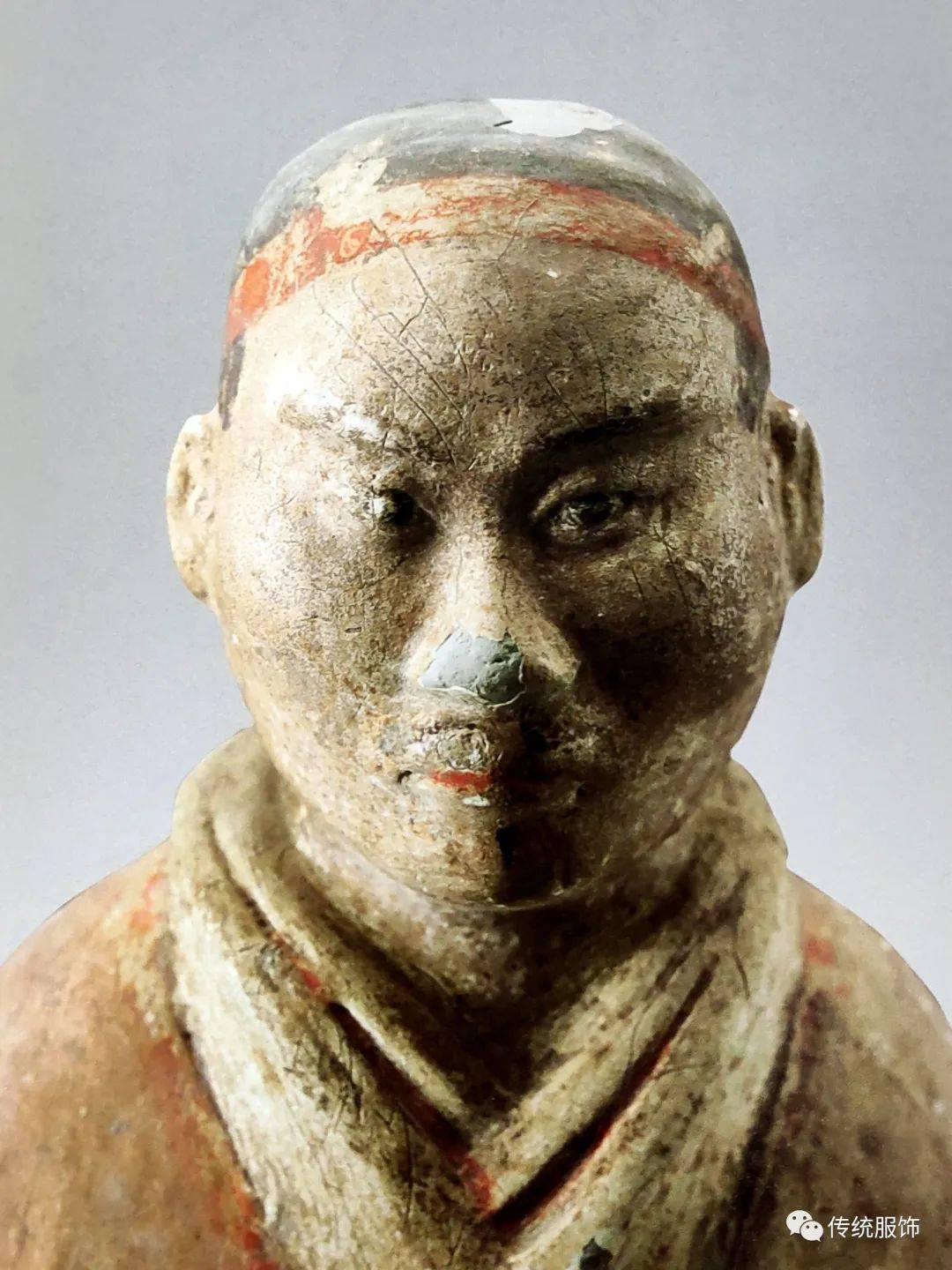 湾西汉彩绘兵马俑》不过由此也可以看出汉俑在制作上大量使用了模具