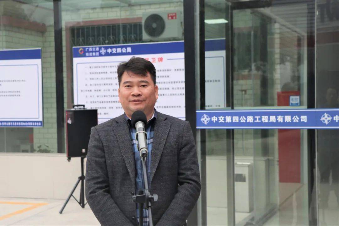 王鹏飞代表十公司党委,领导对出席揭牌仪式的各位领导表示感谢,对辛勤