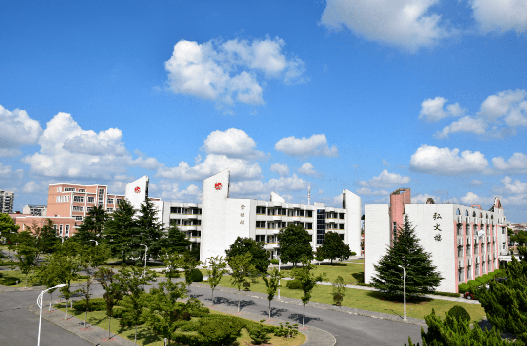 扬子中学:学校座落于祖国第三大岛,世界最大的河口冲积岛——崇明岛的