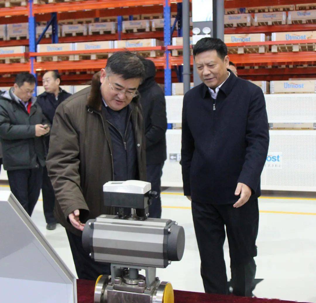 张广宇向观摩团领导介绍了集团公司2020年经济运营,招商引资整体情况