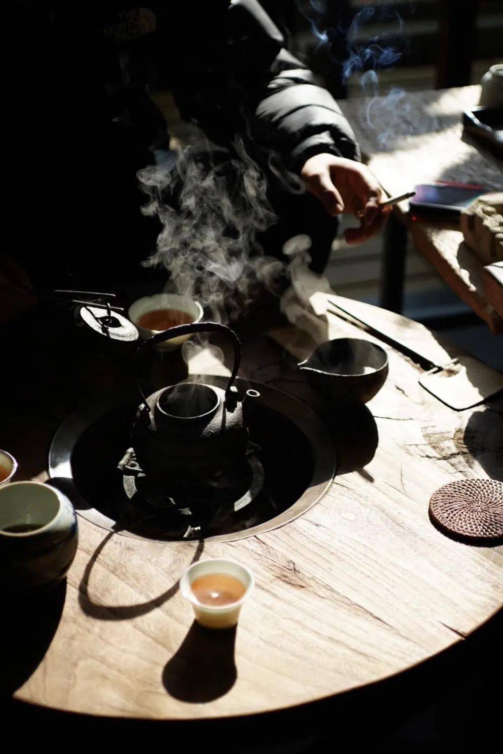 西岭千秋雪正盛,屋内却是炉火正旺,茶气弥漫,一群知己好友围炉夜话