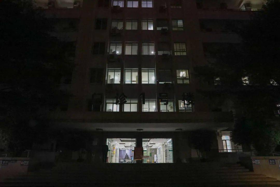 1月4日晚上7时,在2021年这第一个工作日,与往日的寂静不同,医院门诊