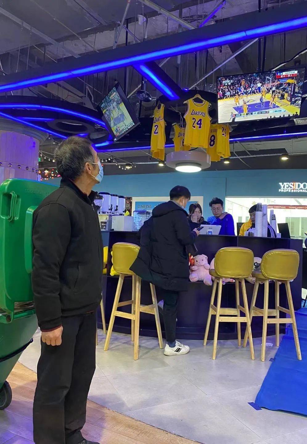 "95后"球迷开科比主题咖啡馆 收集励志故事 传承曼巴精神