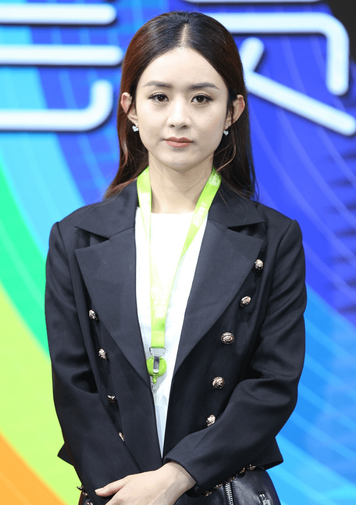 赵丽颖气质好乖巧穿帅气的短皮裙看起来还是一副萌系少女感