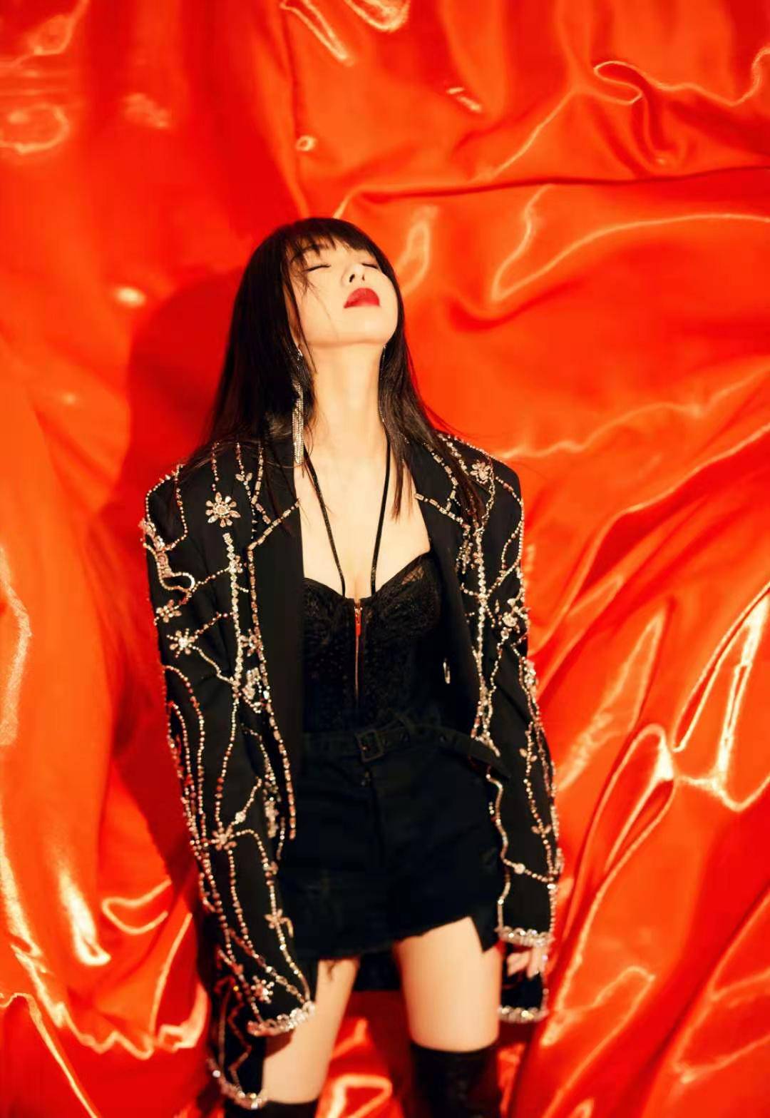 李菲儿无惧流言蜚语,穿西装配蕾丝裙独自美丽,身材比例真的优越_黑色