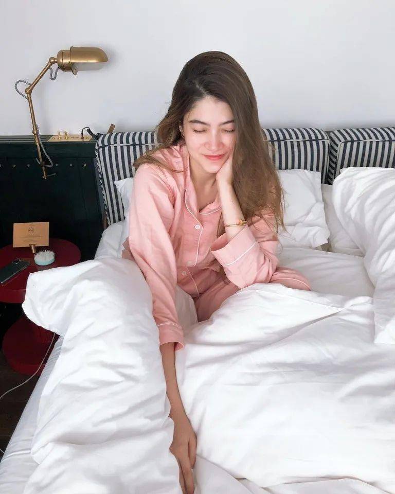 明星们穿睡衣和素颜也都这么好看说好的大家素颜都差不多呢原来小丑竟