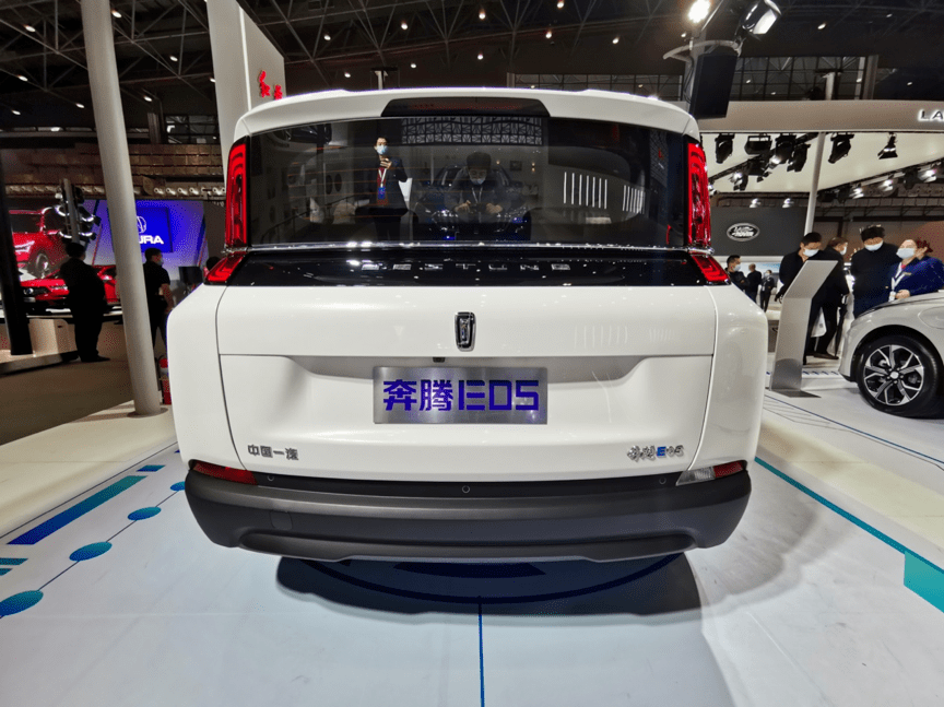 奔腾e05亮相海口新能源车展开启未来智能共享汽车新时代