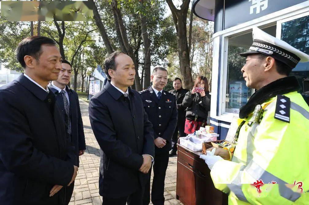 周德睿在柳叶大道芷兰路口慰问交警支队曾祥富交通管理示范岗路面执勤