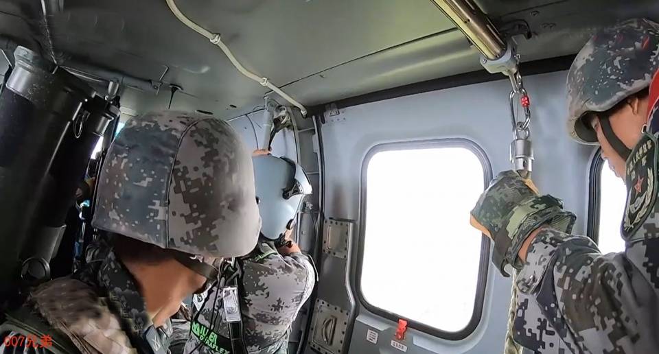 直20这样的设计很丑?尾梁向上折一下,原来比"黑鹰"更优秀_机舱