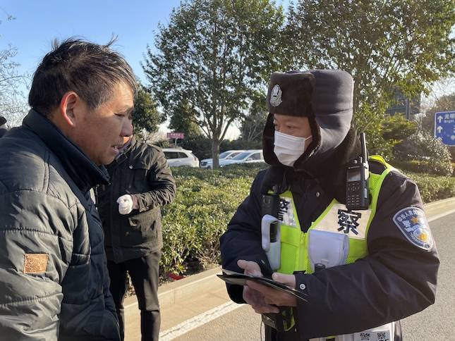 警察雷锋帽图片