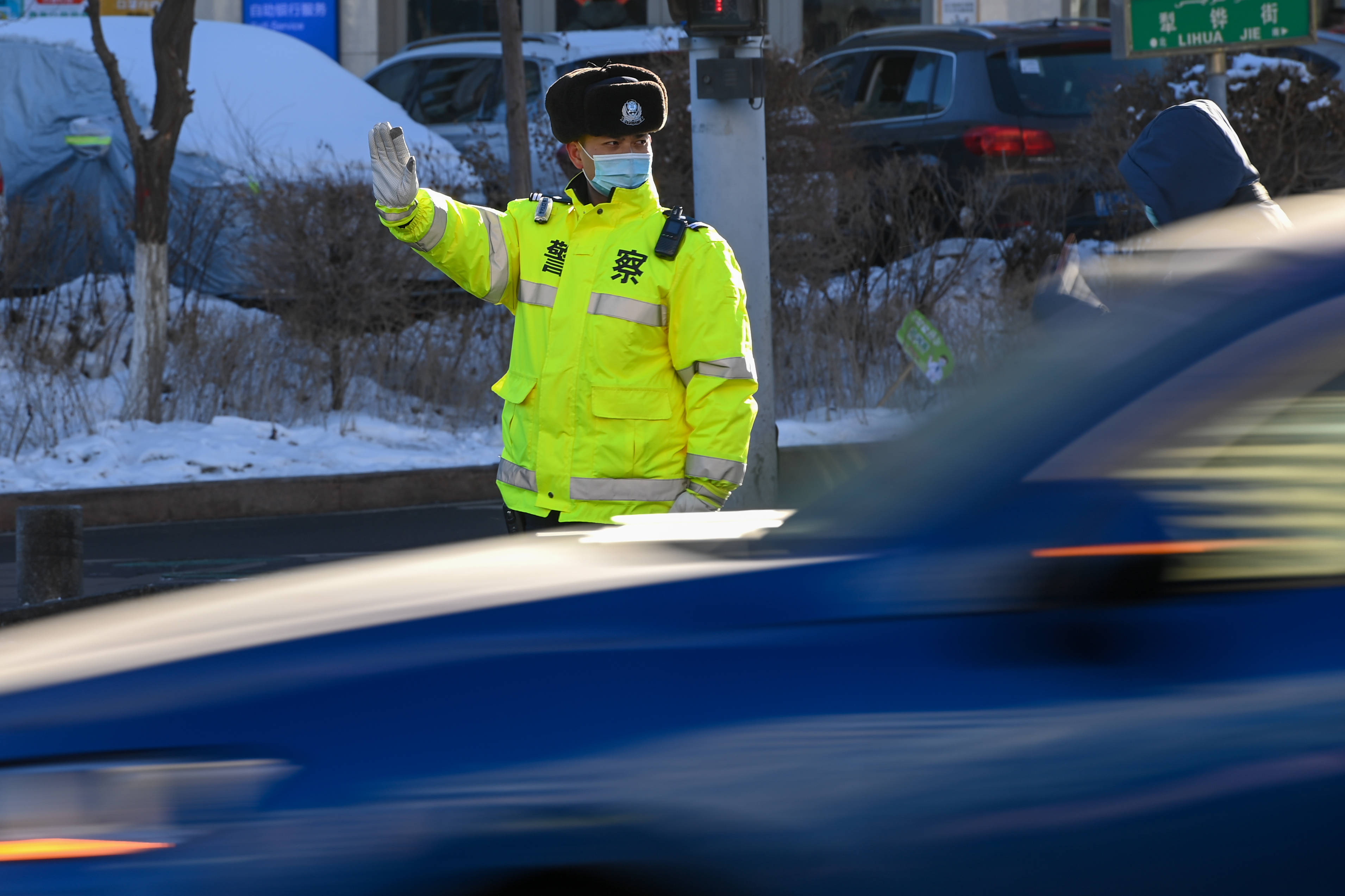 新疆警方开展中国人民警察节系列活动_新华社