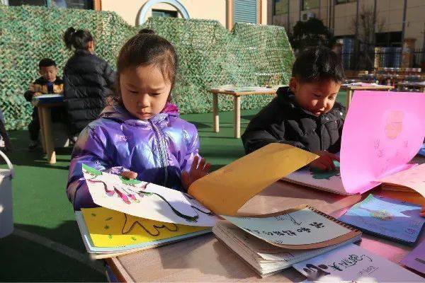 童心悅讀描繪明天馬良幼兒園大班組親子自制繪本活動