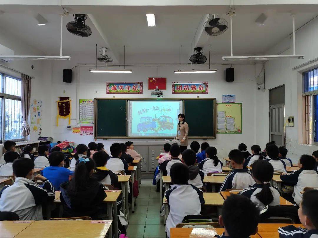 容里小学大手拉小手一起反酒驾主题教育活动