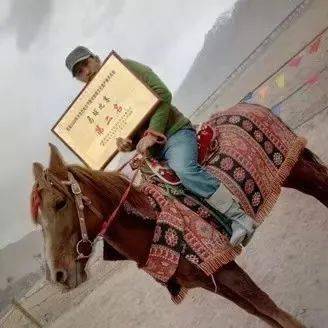 ▼打开拉齐尼·巴依卡的朋友圈点击文字部分翻开拉齐